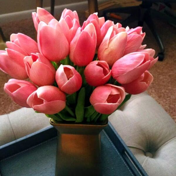 Buquê de tulipas artificiais rosa em um vaso dourado, ideal para decorar ambientes com sofisticação e charme.