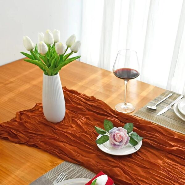 Buquê de Tulipas Artificiais Brancas em vaso decorativo branco, colocado como centro de mesa em jantar sofisticado.