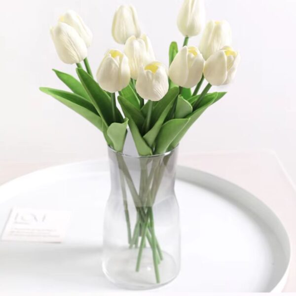 Buquê de Tulipas Artificiais Brancas em vaso transparente – flores realistas e sofisticadas perfeitas para decoração de ambientes internos como salas e escritórios.