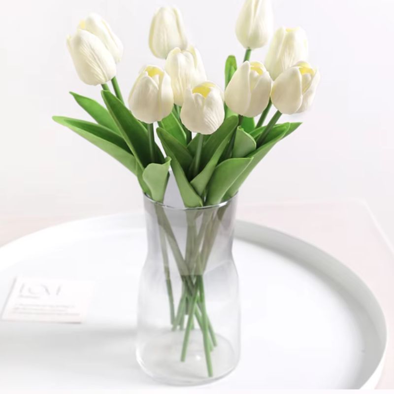Buquê de Tulipas Artificiais Brancas em vaso transparente – flores realistas e sofisticadas perfeitas para decoração de ambientes internos como salas e escritórios.