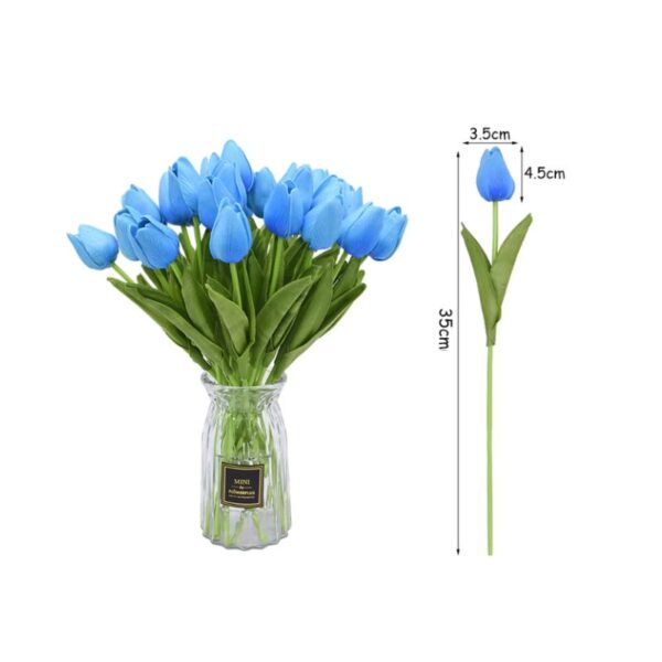 Buquê de tulipas artificiais azuis no vaso ao lado de uma imagem com medidas do tamanho do buquê e das hastes.