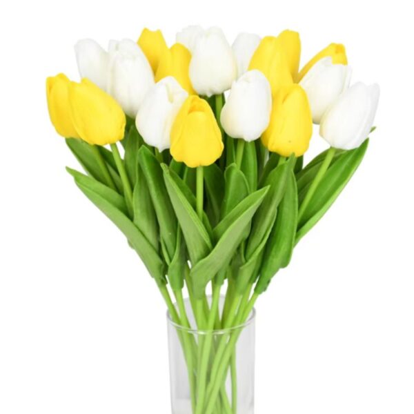 Buquê de tulipas artificiais nas cores amarelo e branco, acomodado em um vaso transparente para decoração sofisticada.