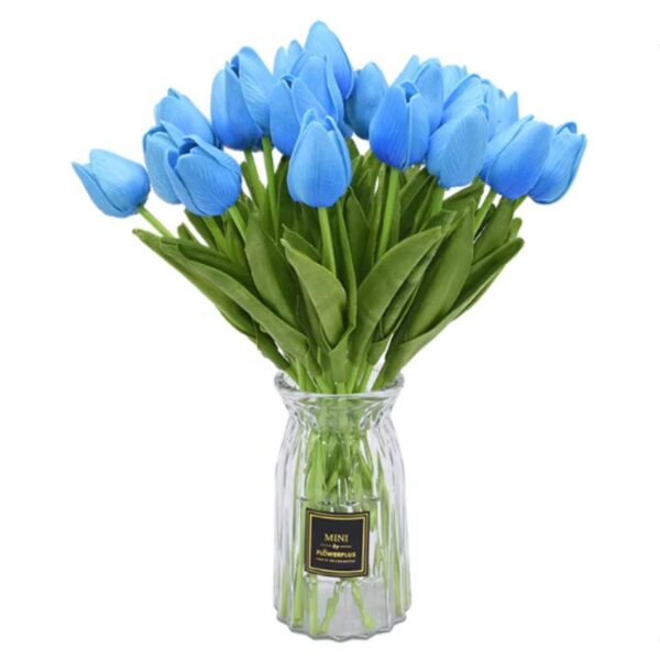 Buquê de tulipas artificiais azuis em vaso de vidro transparente, ideal para decorar ambientes com um toque moderno e sofisticado.